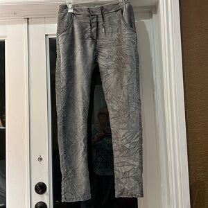 Velvety wrinkled  legging in color grey, very stretchy, fits like a ML size.